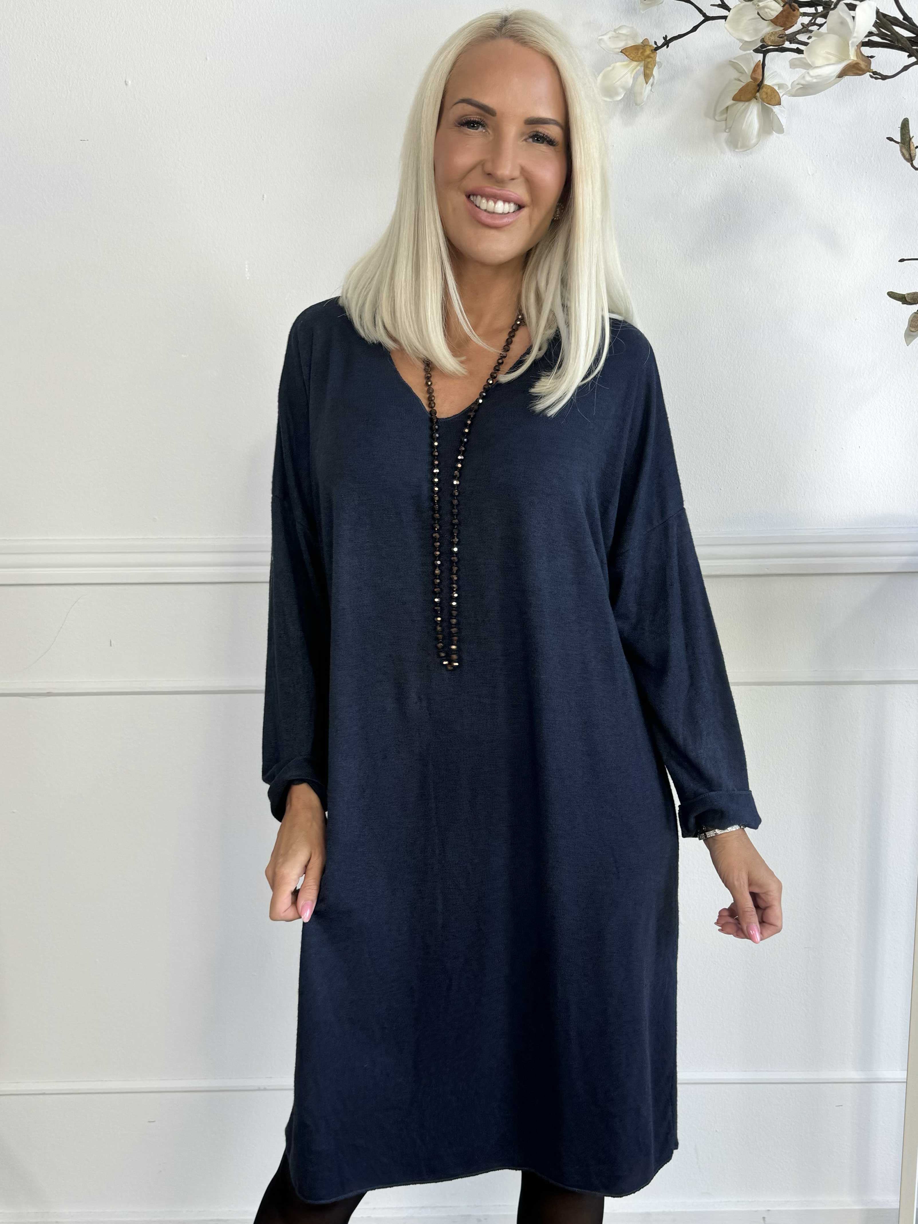 Djamila Long - Klänning i megamjuk viskos med v-ringning